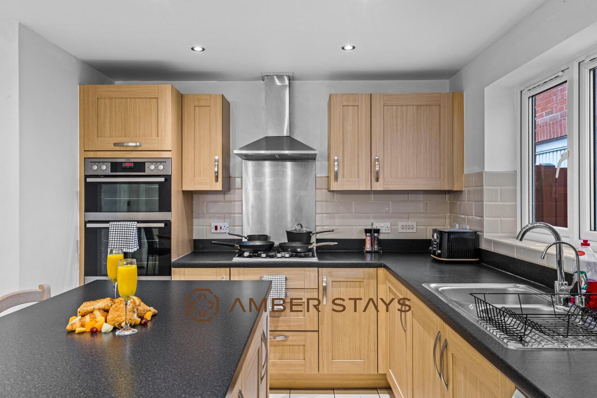 Spacious 5 Bed House In Reading By Amber Stays, Perfect For Business & Contractors, Sleeps 12! Dış mekan fotoğraf